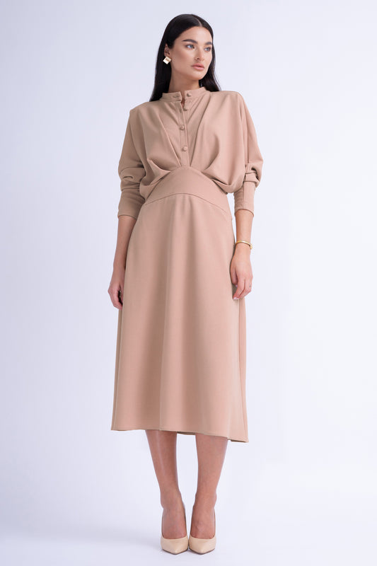 Robe mi-longue rose avec drapé et boutons