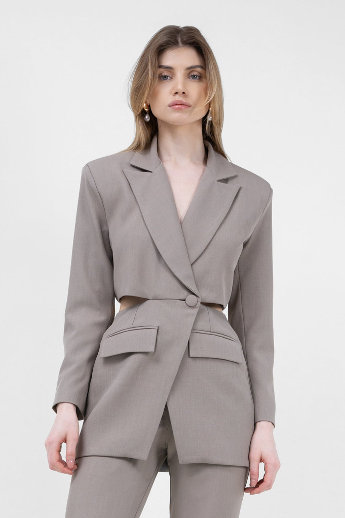 Sacou bej cu decupaj in zona taliei