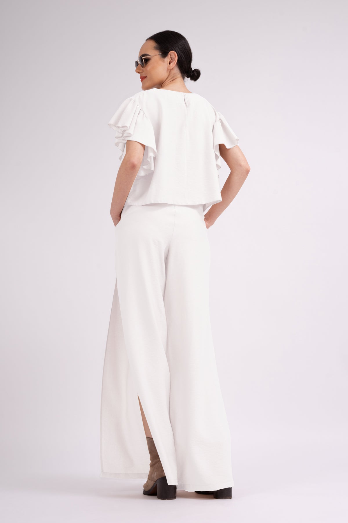 White set with ruffled T-shirt and trousers with slits