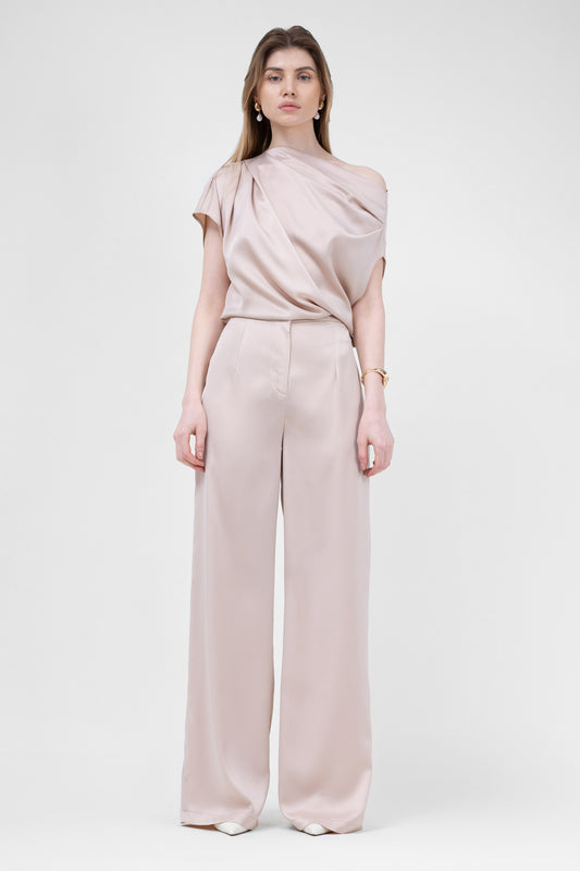 Ensemble beige avec haut drapé asymétrique et pantalon large