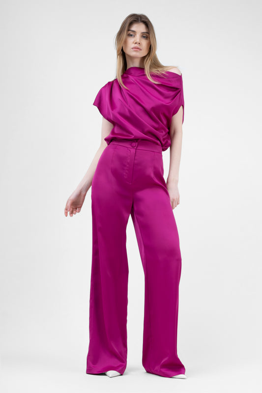 Ensemble fuchsia avec haut drapé asymétrique et pantalon large