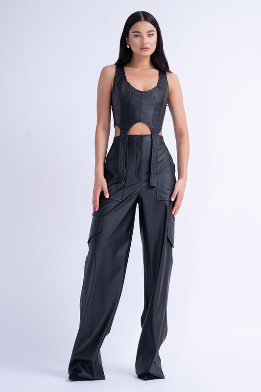 Ensemble assorti en cuir noir avec pantalon large et haut corset