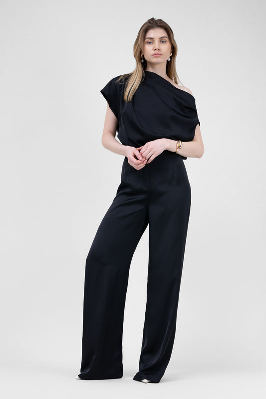 Ensemble noir avec haut drapé asymétrique et pantalon large