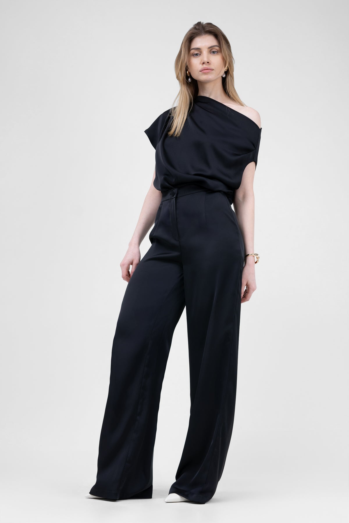 Set negru cu top drapat asimetric si pantaloni wide leg din satin