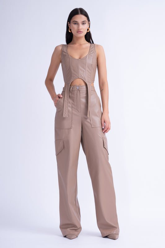 Ensemble assorti en cuir beige avec pantalon large et haut corset