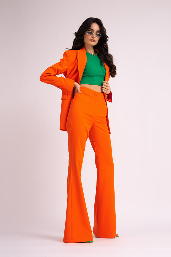 Costum portocaliu neon cu sacou cambrat si pantaloni evazati