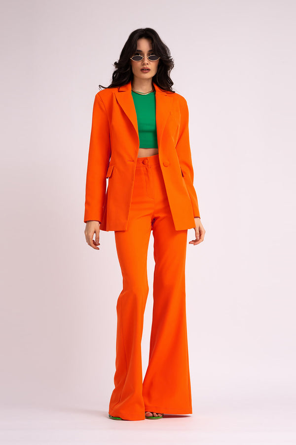 Costum portocaliu neon cu sacou cambrat si pantaloni evazati