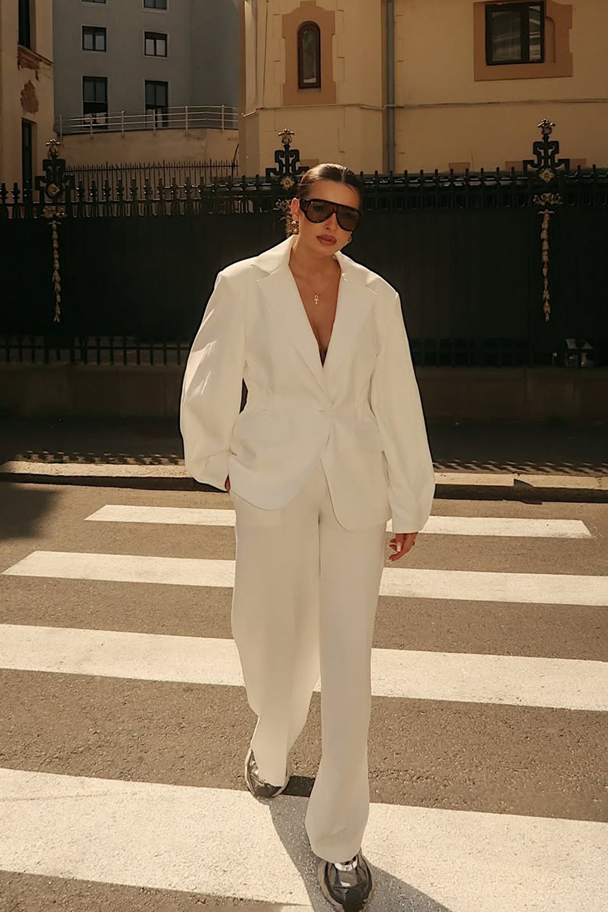 Costum mov intens cu sacou cu accent în talie și pantaloni largi