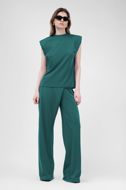 Ensemble vert avec t-shirt et pantalon large asymétrique