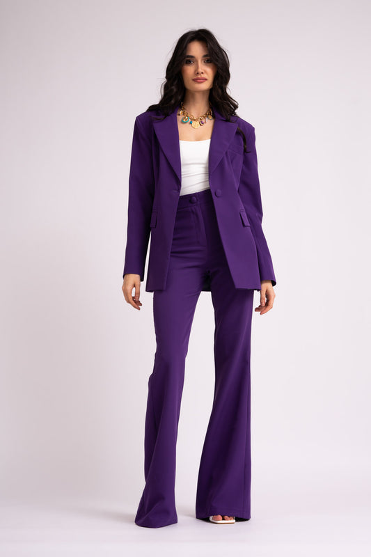 Costume violet profond avec blazer ajusté et pantalons évasés