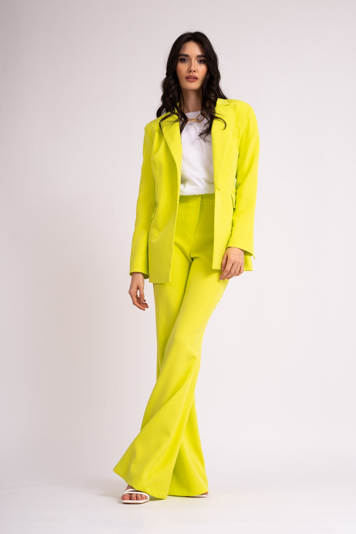 Costum lime cu sacou cambrat si pantaloni evazati