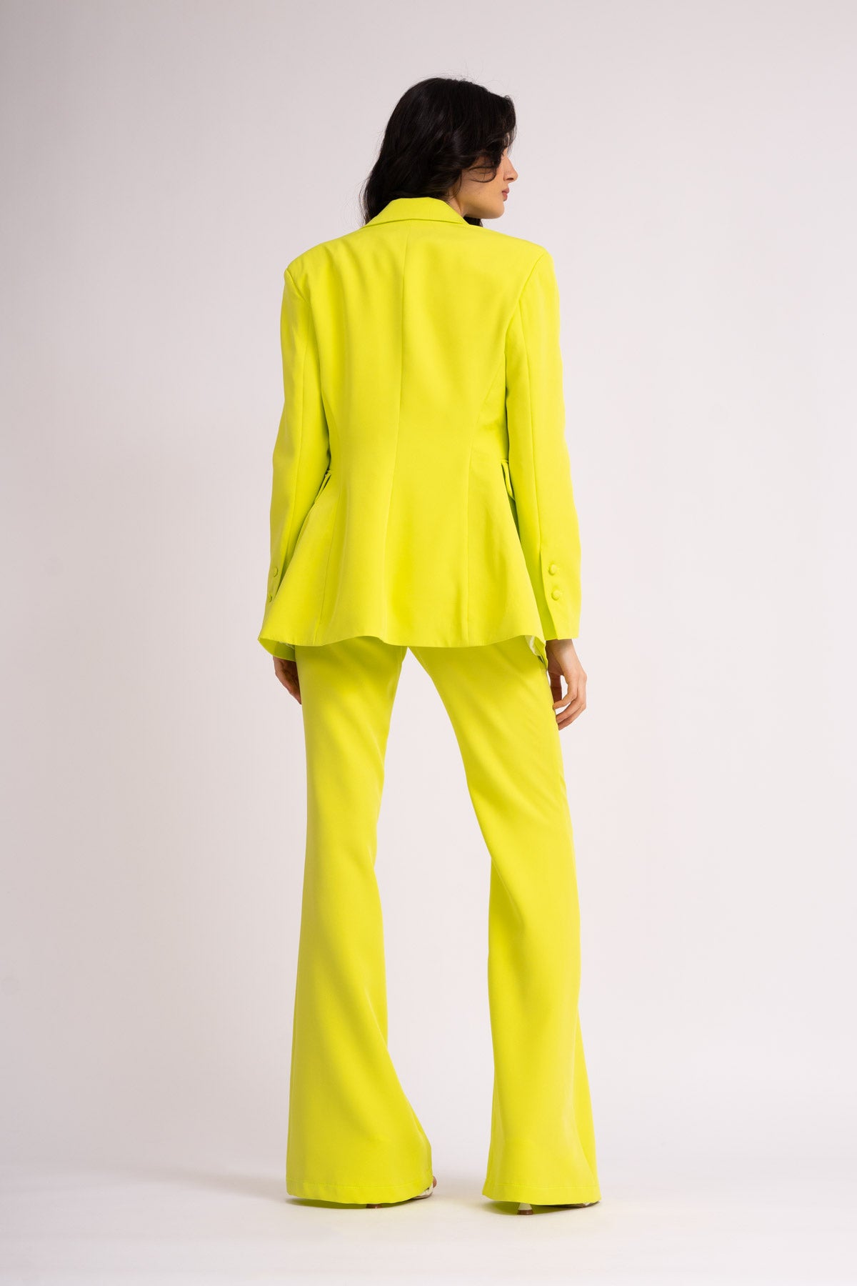 Costum lime cu sacou cambrat si pantaloni evazati