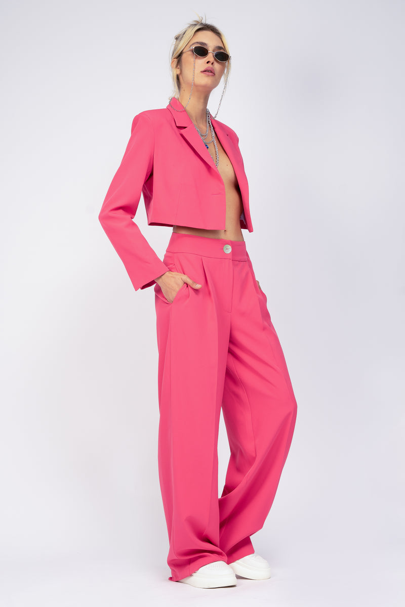 Costum sacou cropped si pantaloni cu dunga roz neon
