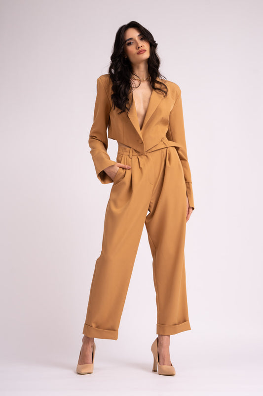 Costume camel avec blazer court et pantalon