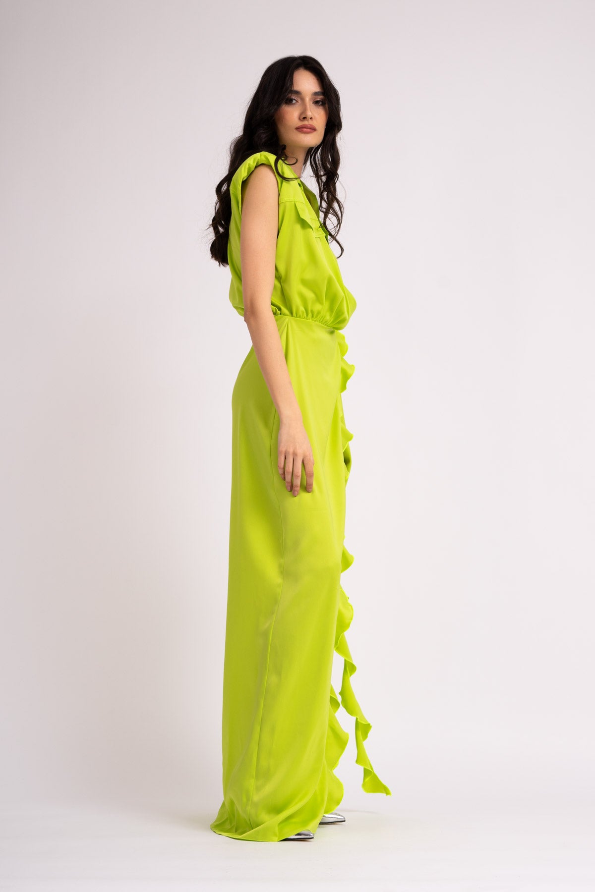 Rochie maxi verde neon cu umeri supradimensionati si crapatura pe picior