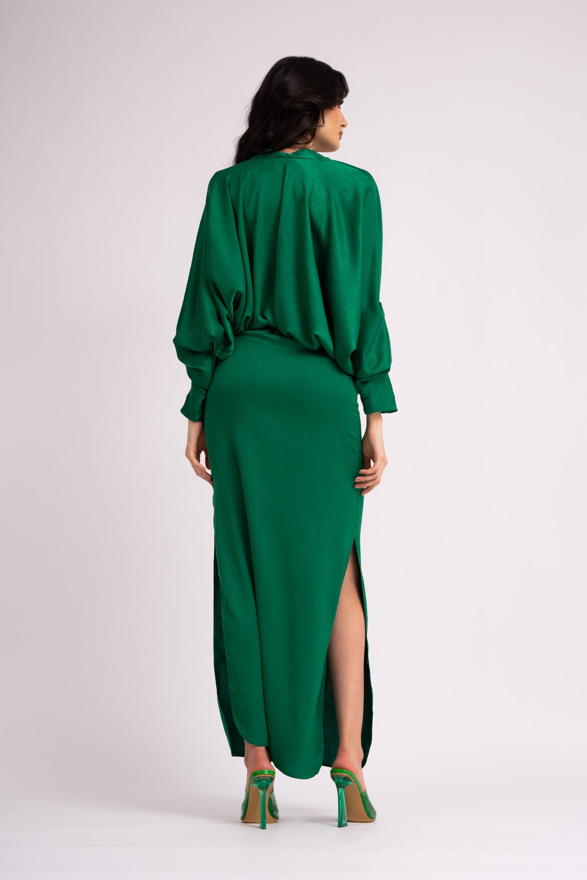 Rochie maxi verde smarald cu bust drapat si maneca evazata