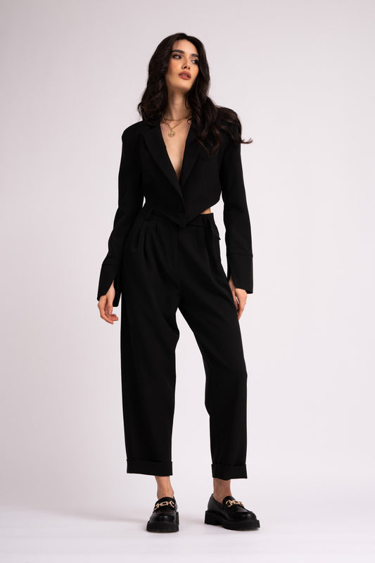 Costume noir avec blazer court et pantalon