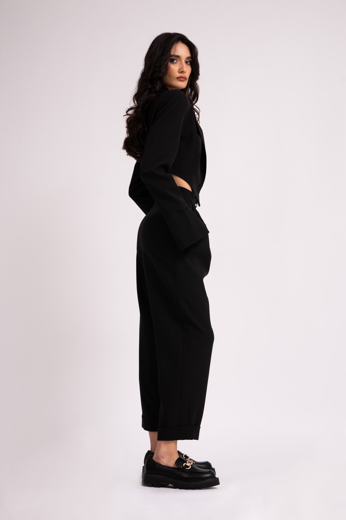 Costum negru cu sacou si pantaloni cropped