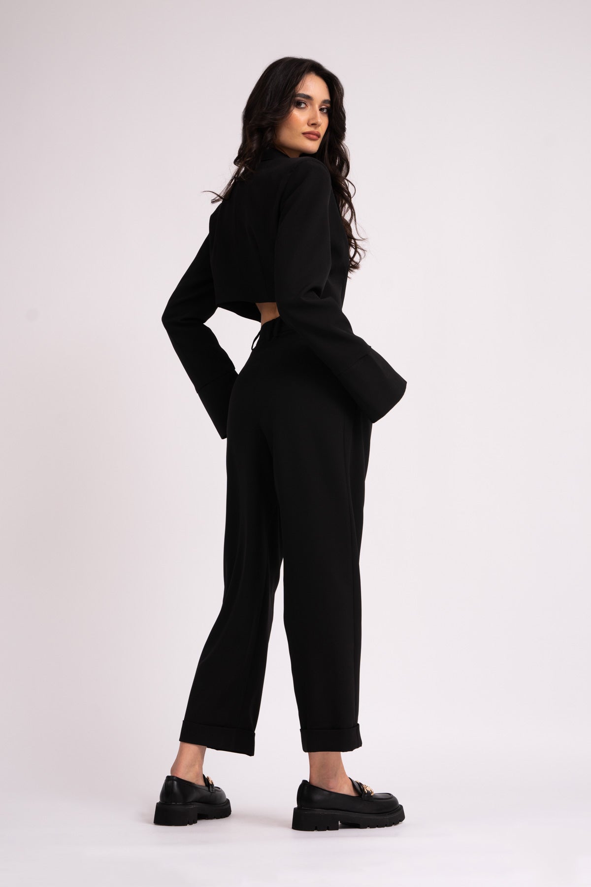 Costum negru cu sacou si pantaloni cropped