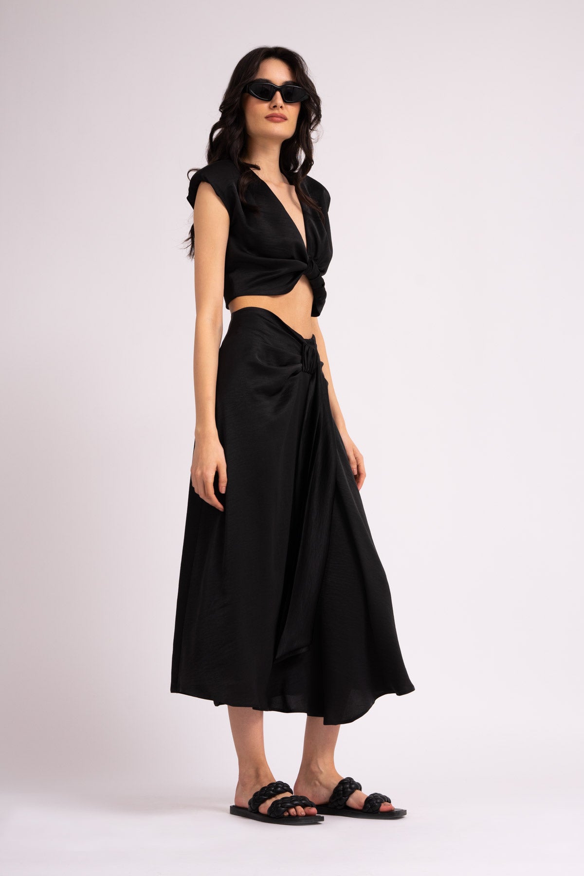 Black set with knotted top and midi skirt