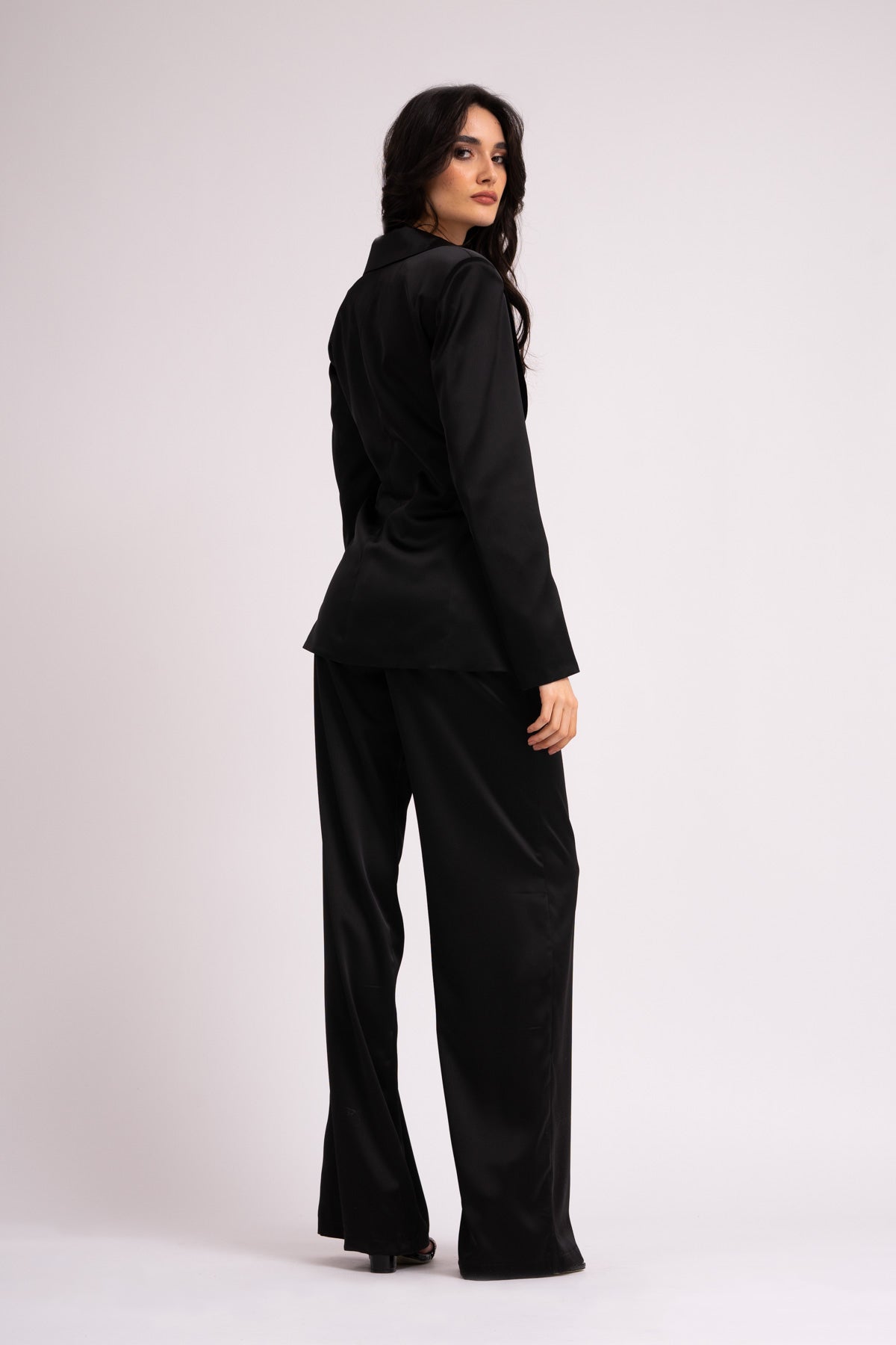 Costum negru cu sacou cu esarfe si pataloni wide leg