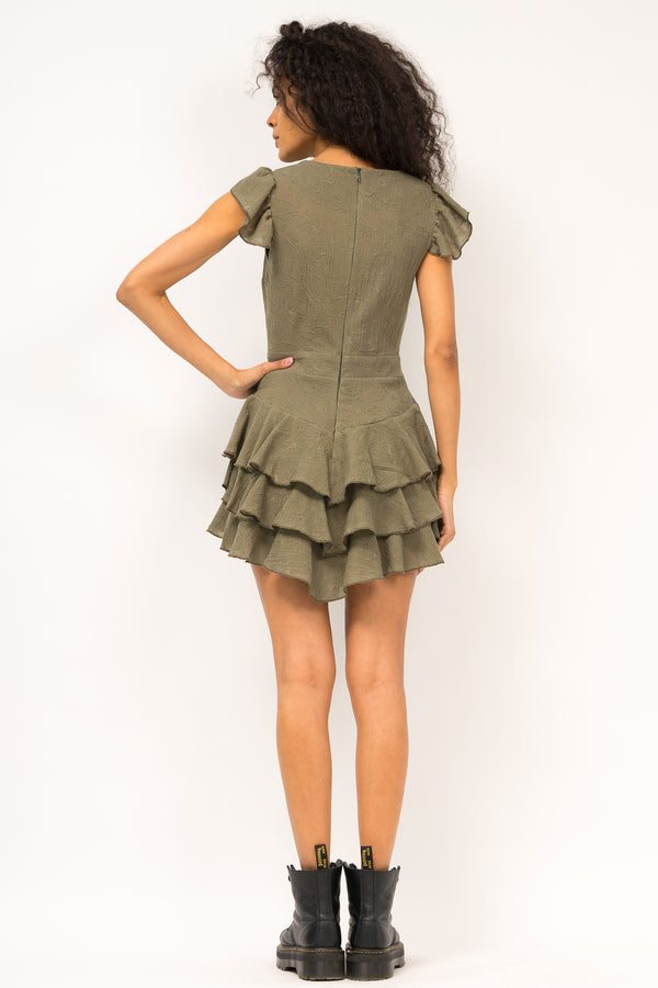 Cambered dress with ruffles and short sleeve