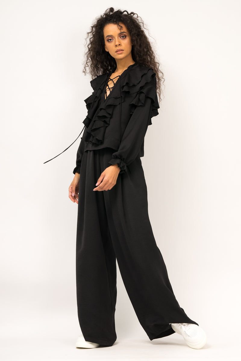 Ruffled blouse with detail on the neckline