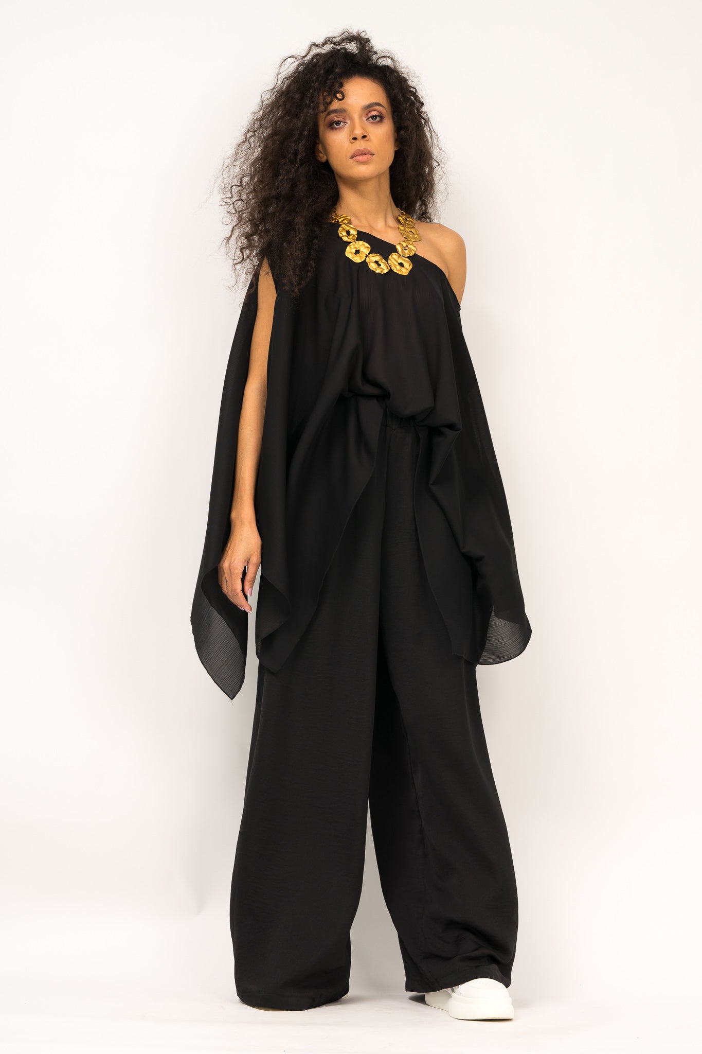 Asymmetrical angles blouse with fallen shoulders