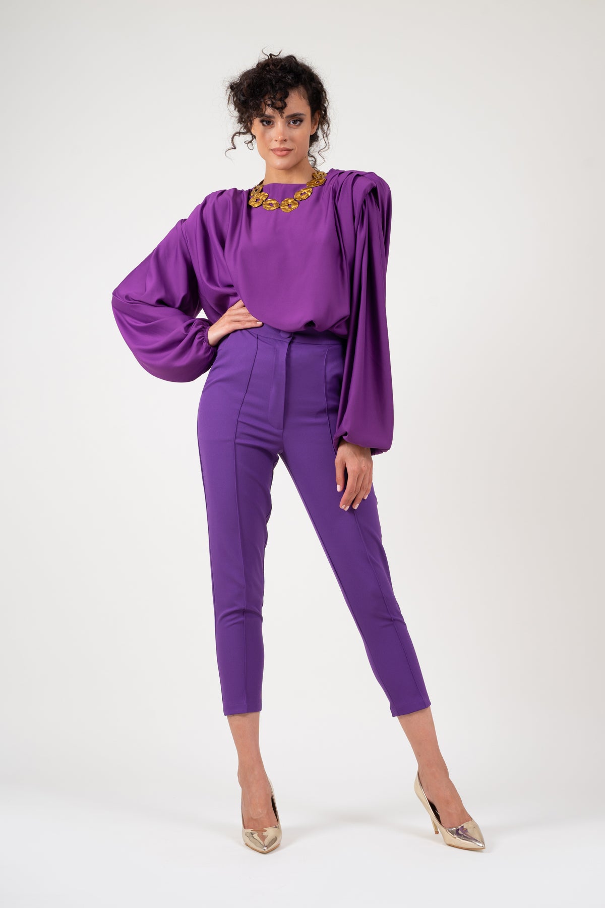 Pantaloni slim fit cu riz mov intens