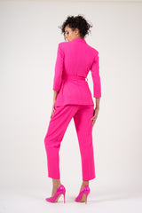 Costum roz neon cu sacou cambrat si pantaloni slim fit