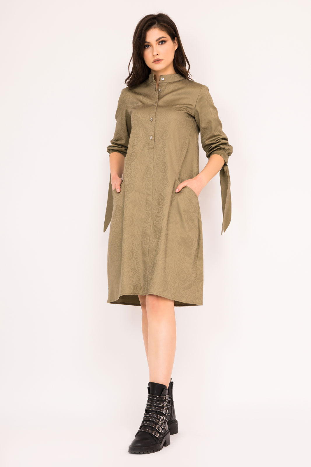 Rochie cu croi lejer si dreapta cu funde la nivelul mansetelor