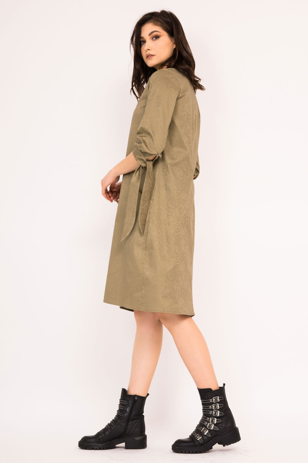 Rochie cu croi lejer si dreapta cu funde la nivelul mansetelor