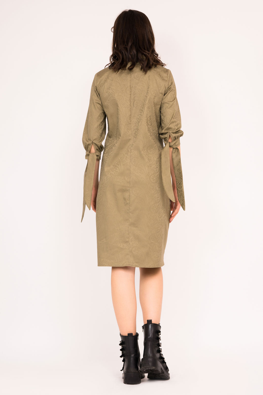 Rochie cu croi lejer si dreapta cu funde la nivelul mansetelor