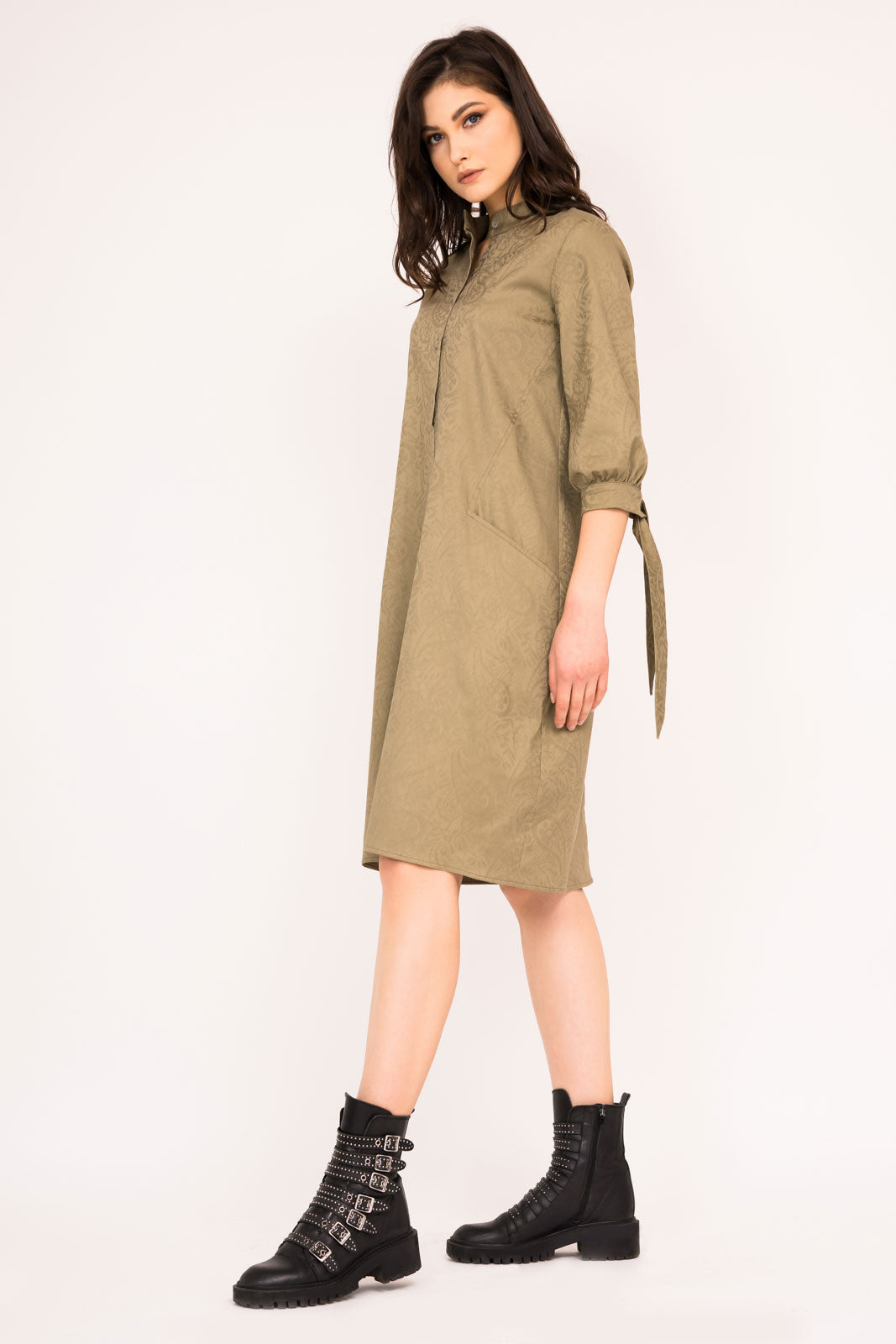 Rochie cu croi lejer si dreapta cu funde la nivelul mansetelor