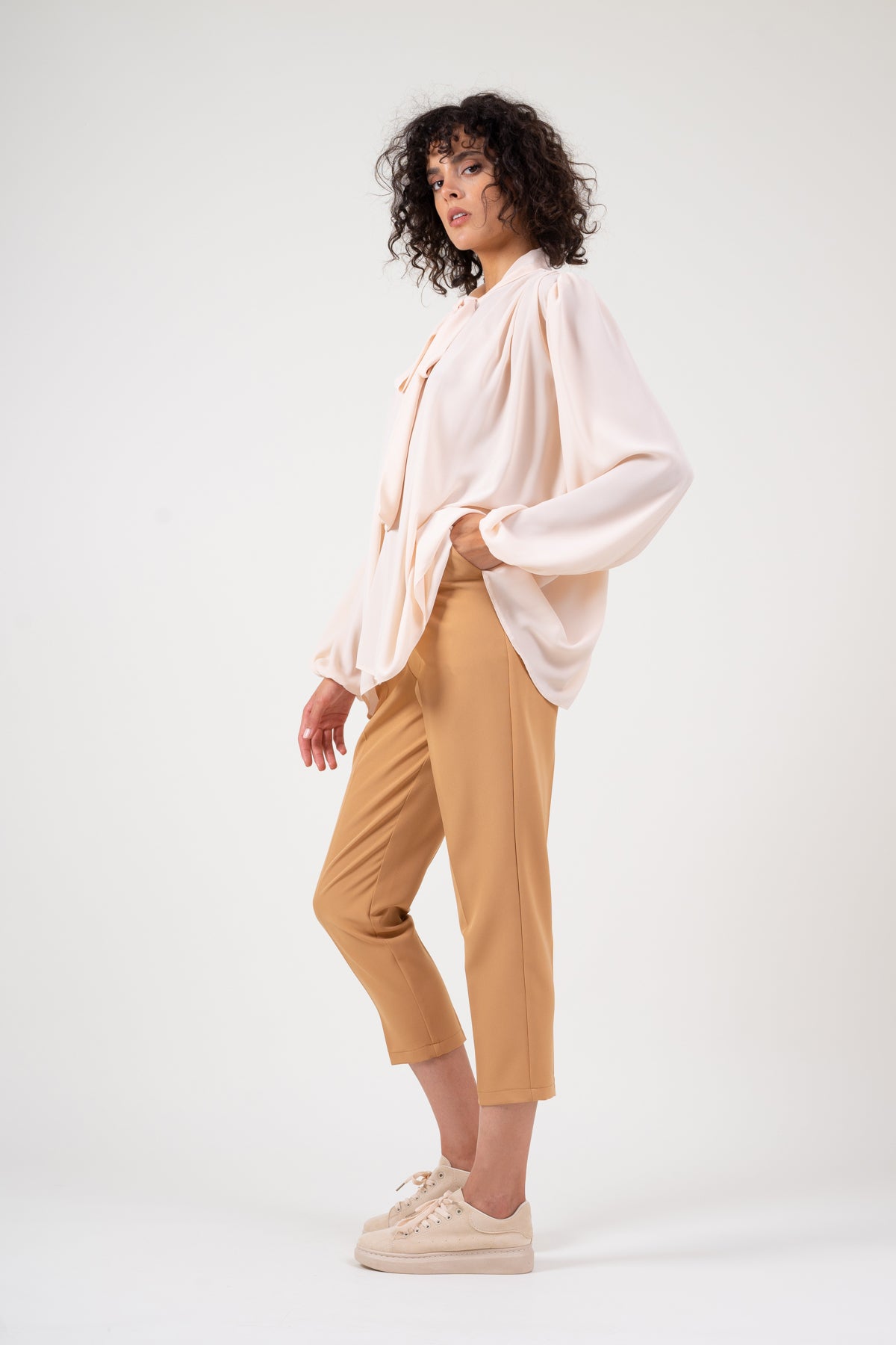 Bluza cu umeri supradimensionati si funde la nivelul gatului din voal nude