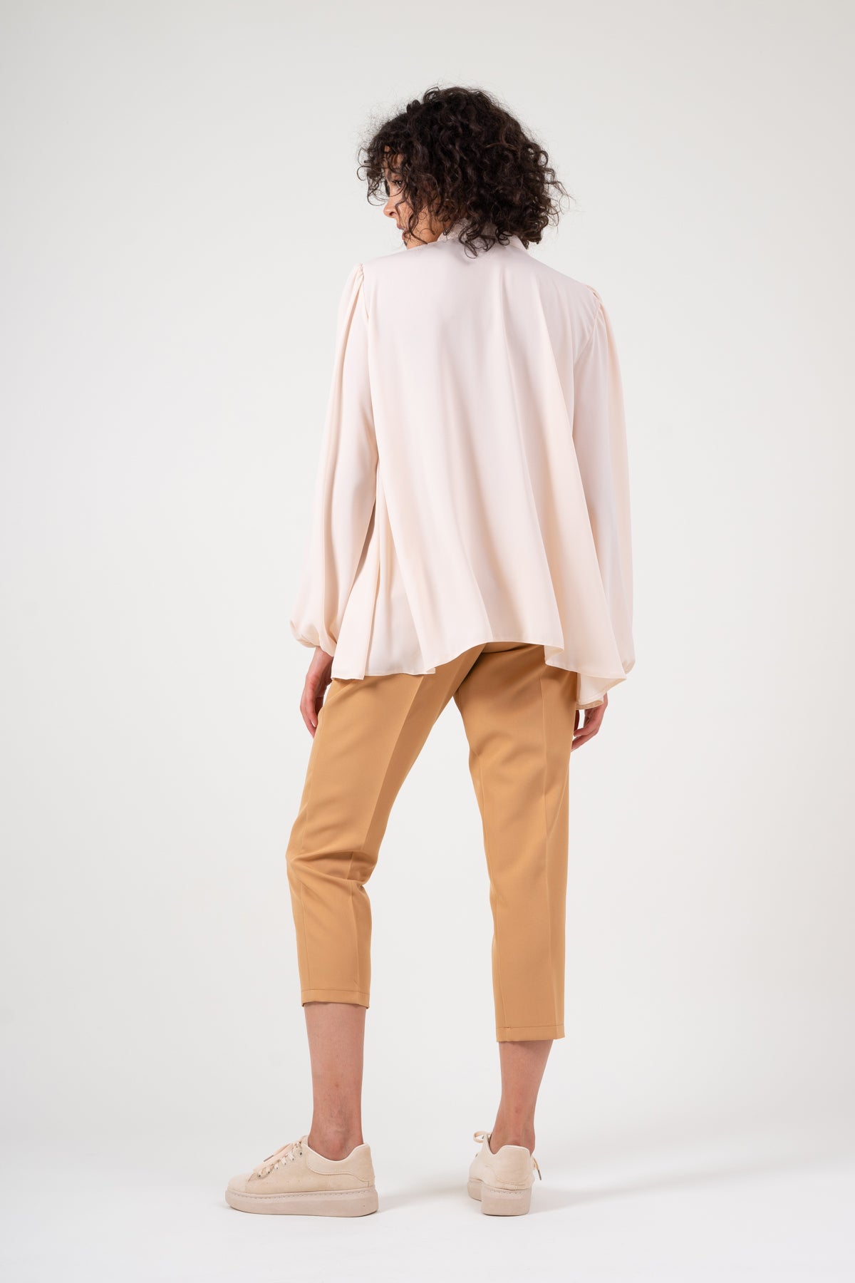 Bluza cu umeri supradimensionati si funde la nivelul gatului din voal nude