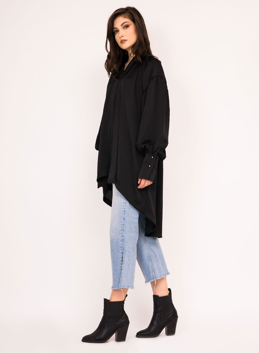 Top lejer cu maneci bufante si funde la nivelul gatului