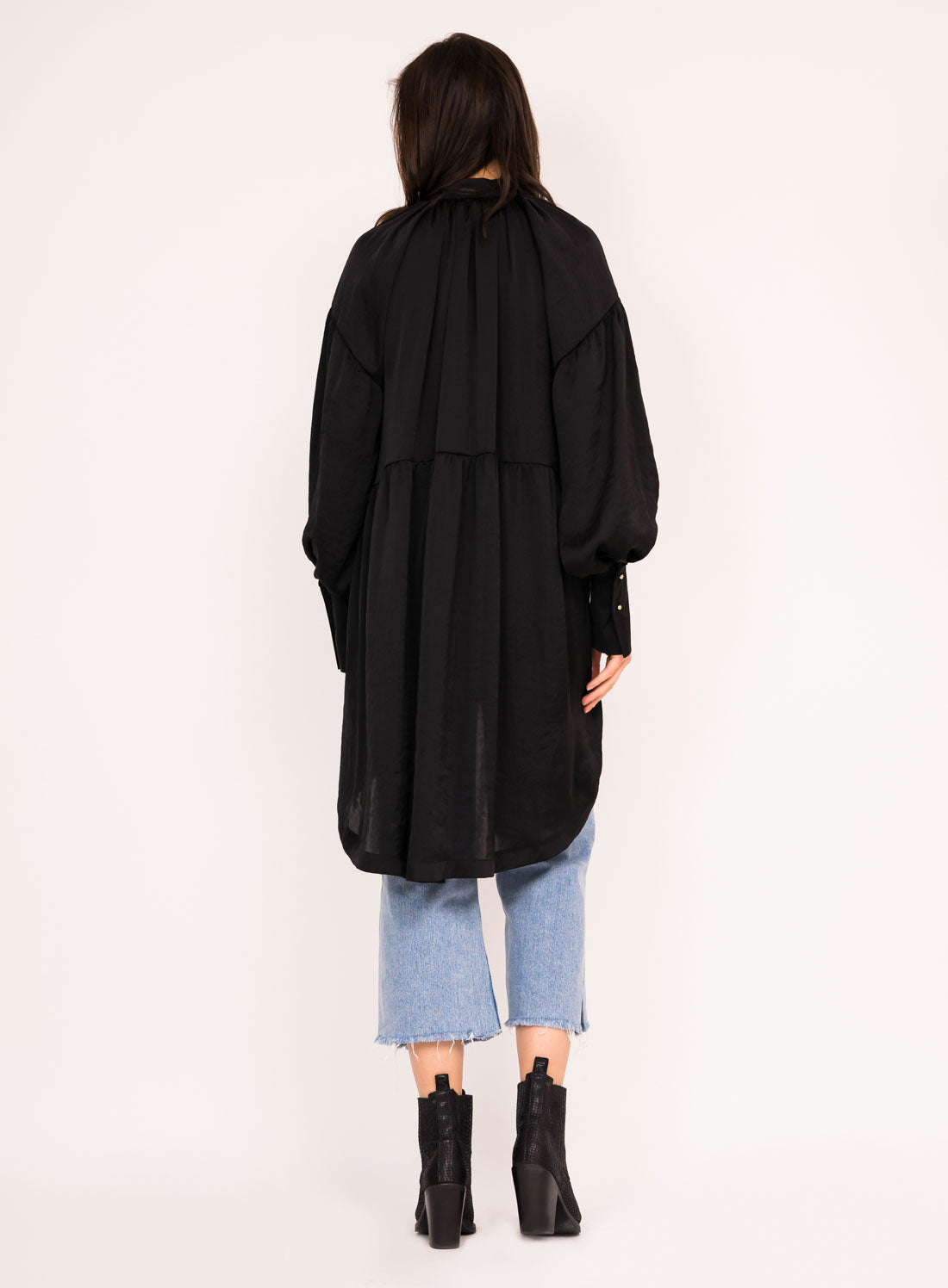 Top lejer cu maneci bufante si funde la nivelul gatului