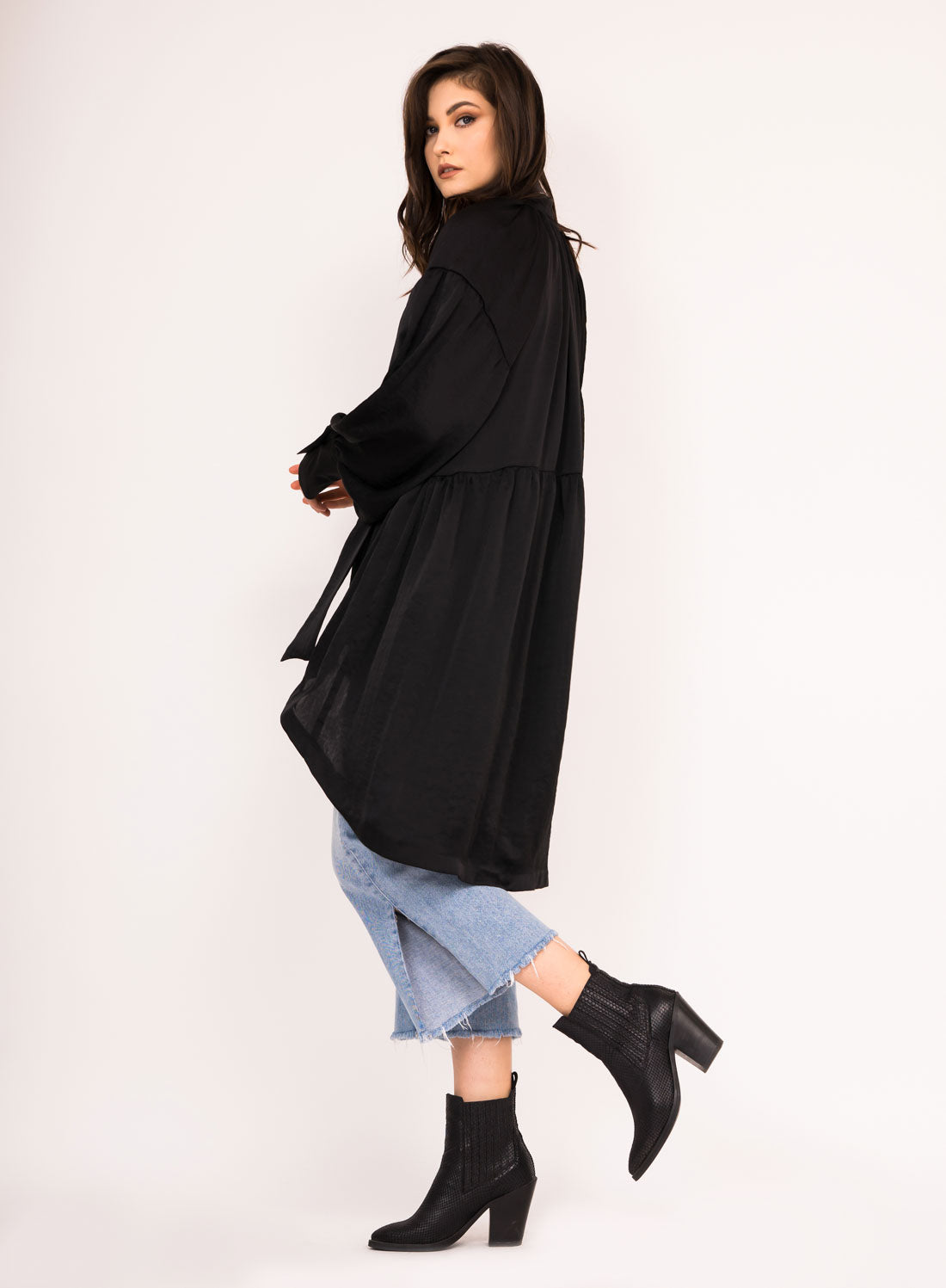 Top lejer cu maneci bufante si funde la nivelul gatului