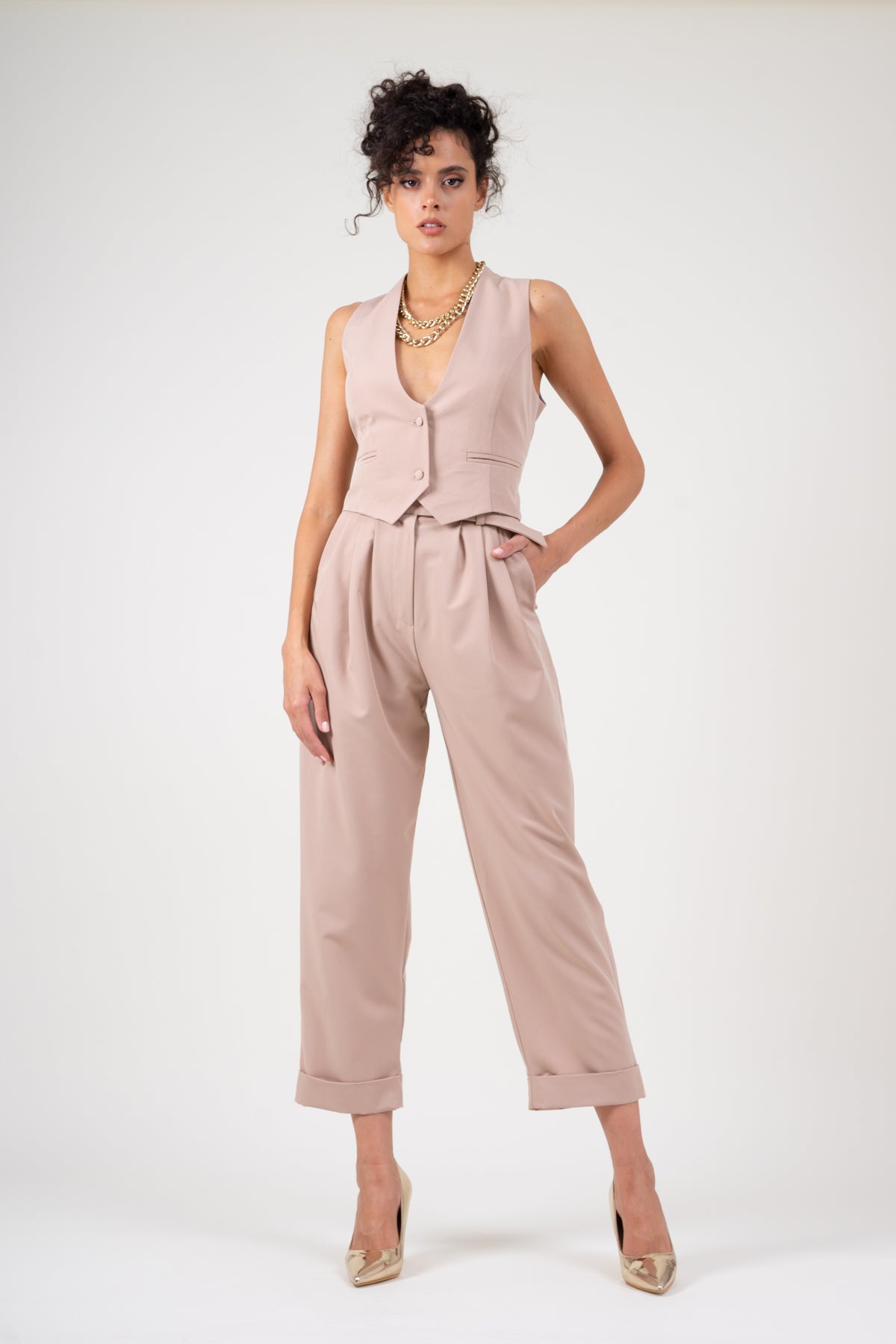 Costum nude cu vesta si pantalon cropped