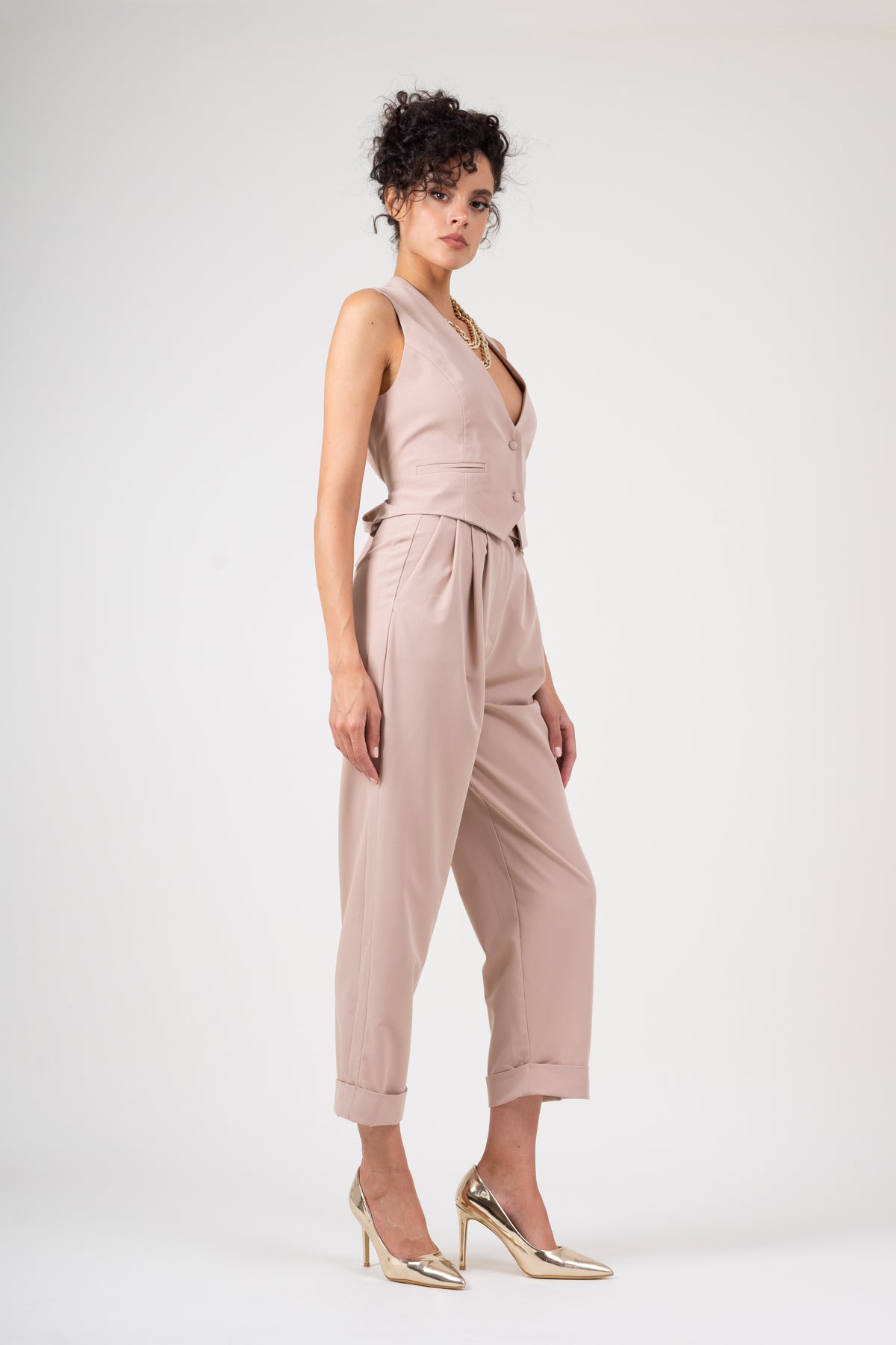 Costum nude cu vesta si pantalon cropped
