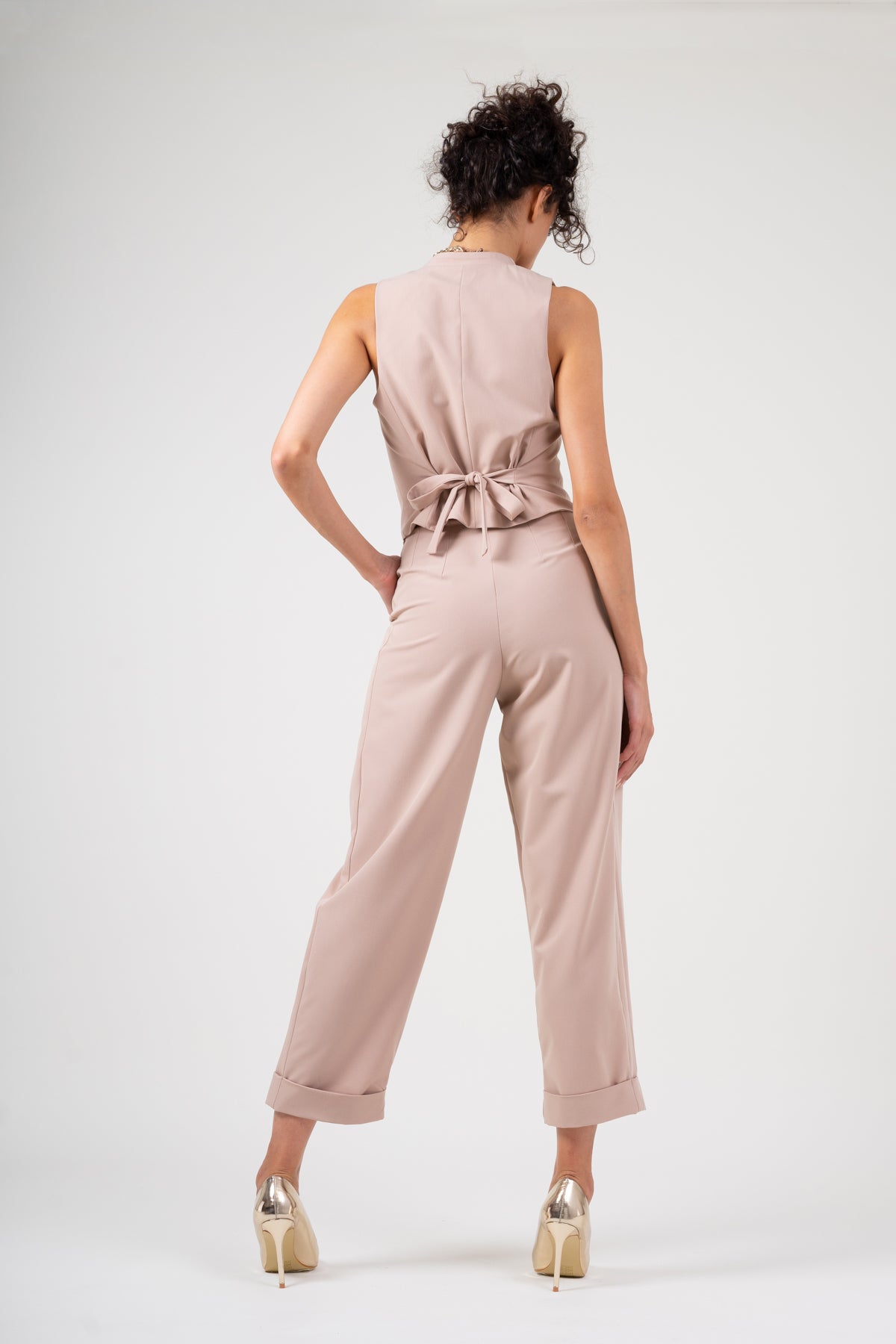 Costum nude cu vesta si pantalon cropped