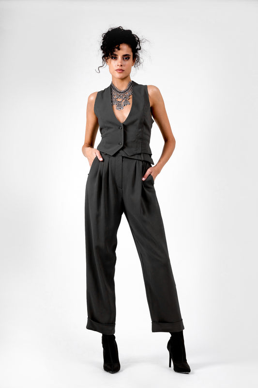 Costum negru cu vesta si pantalon cropped