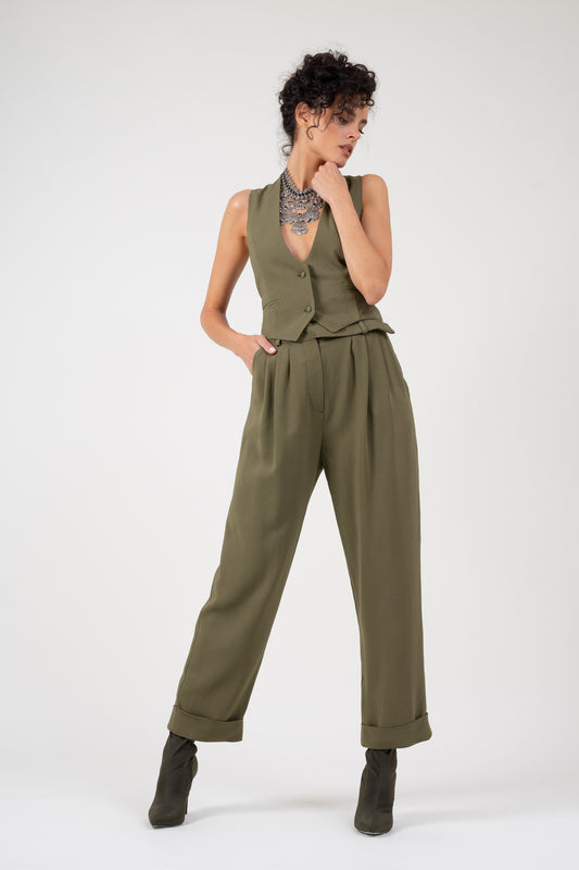 Costum khaki cu vesta si pantalon cropped