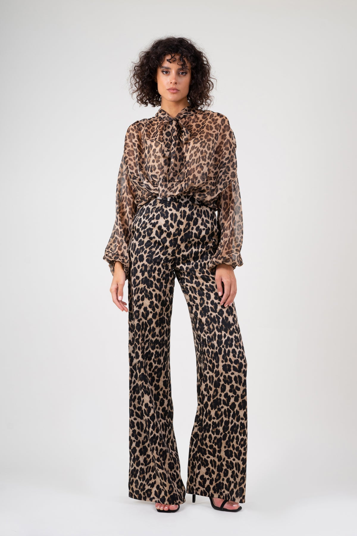 Bluza cu umeri supradimensionati si funde la nivelul gatului din voal leopardat