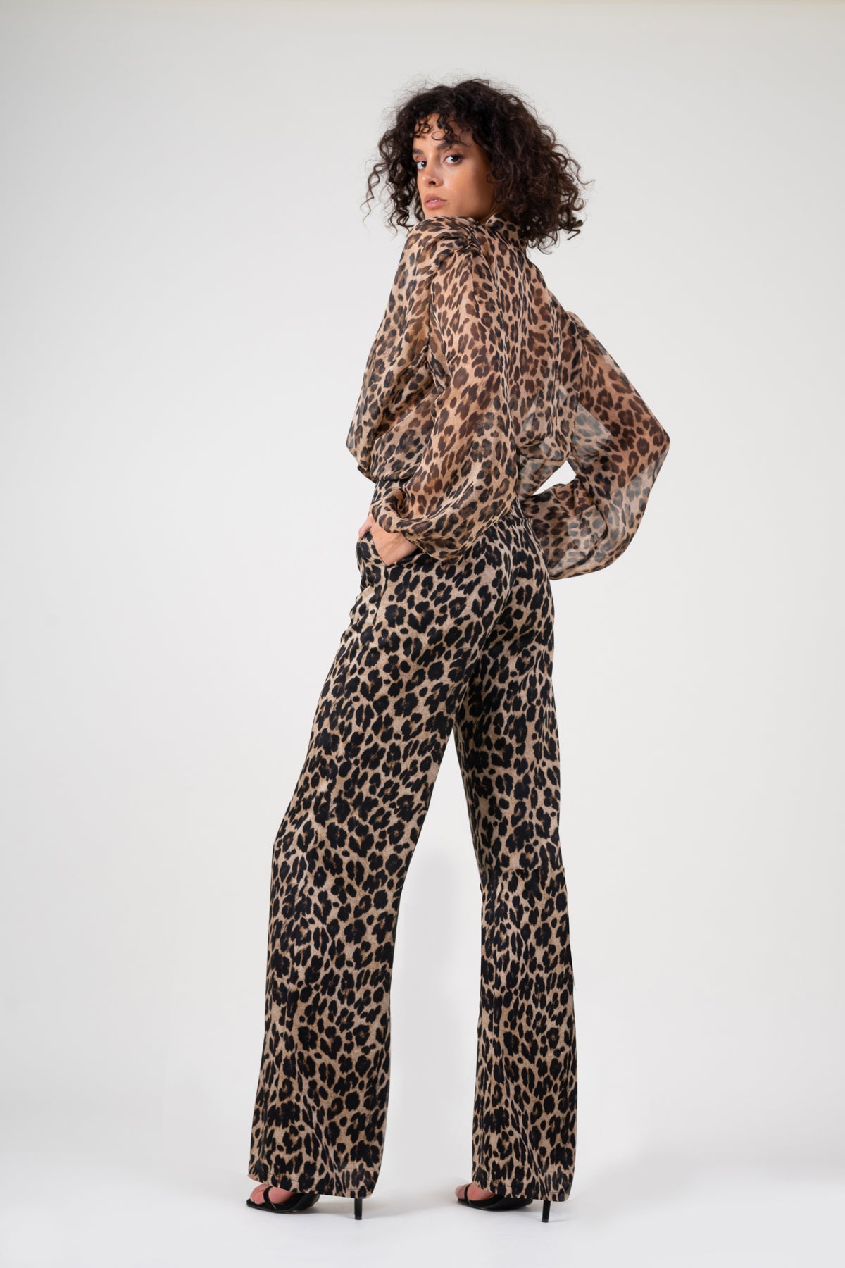 Bluza cu umeri supradimensionati si funde la nivelul gatului din voal leopardat