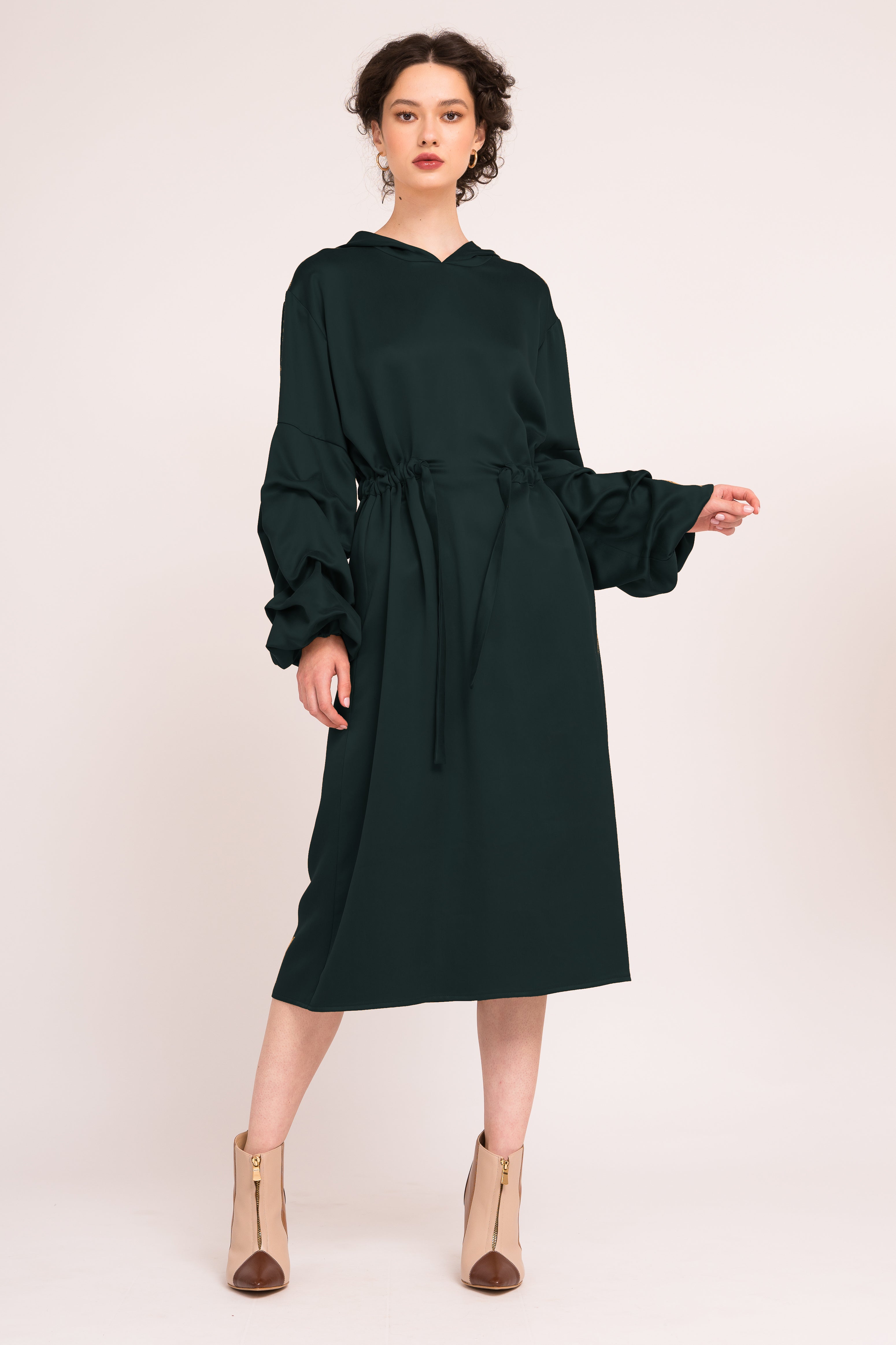 Rochie cu maneci bufante si gluga