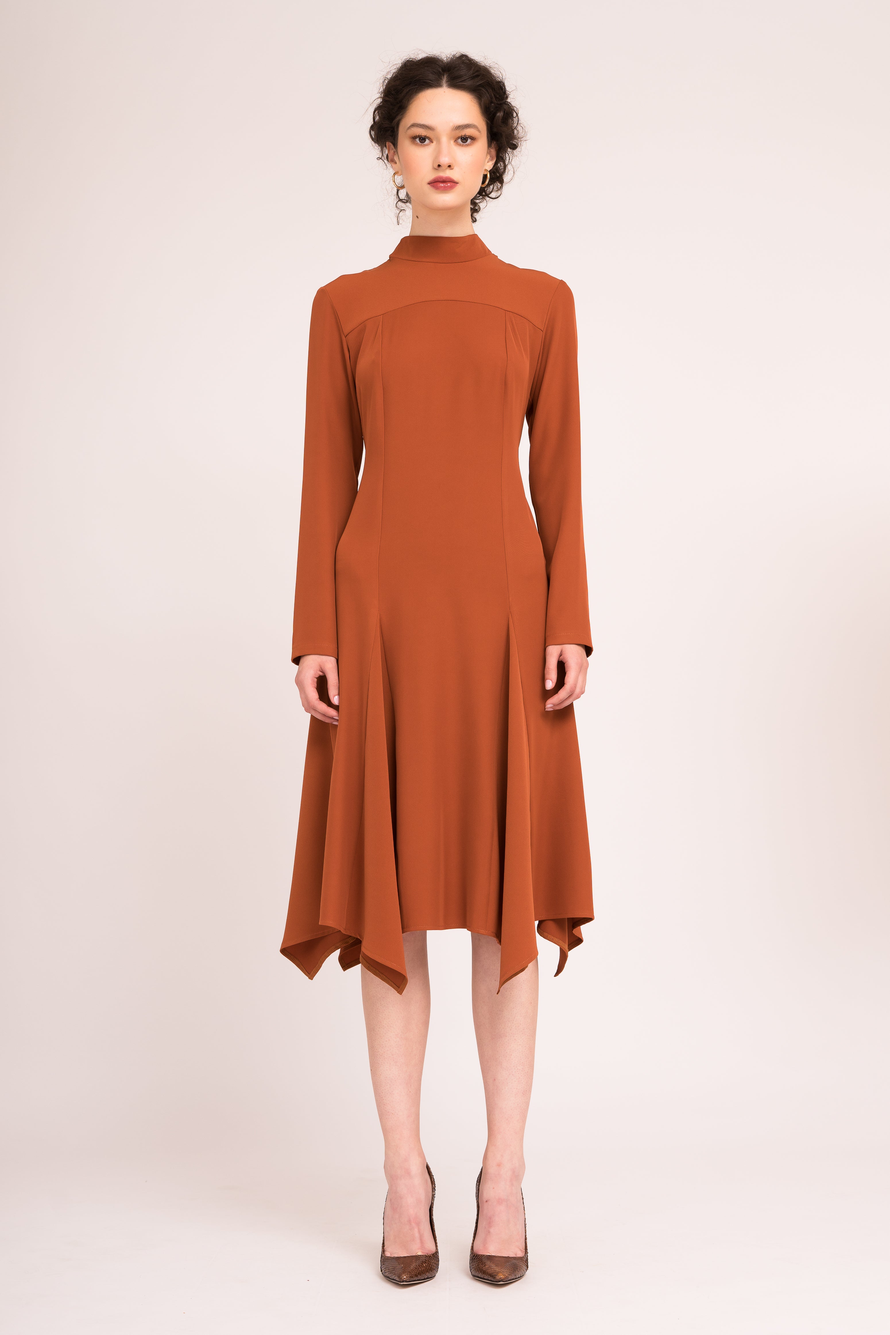 Rochie cambrata cu maneci lungi si clini