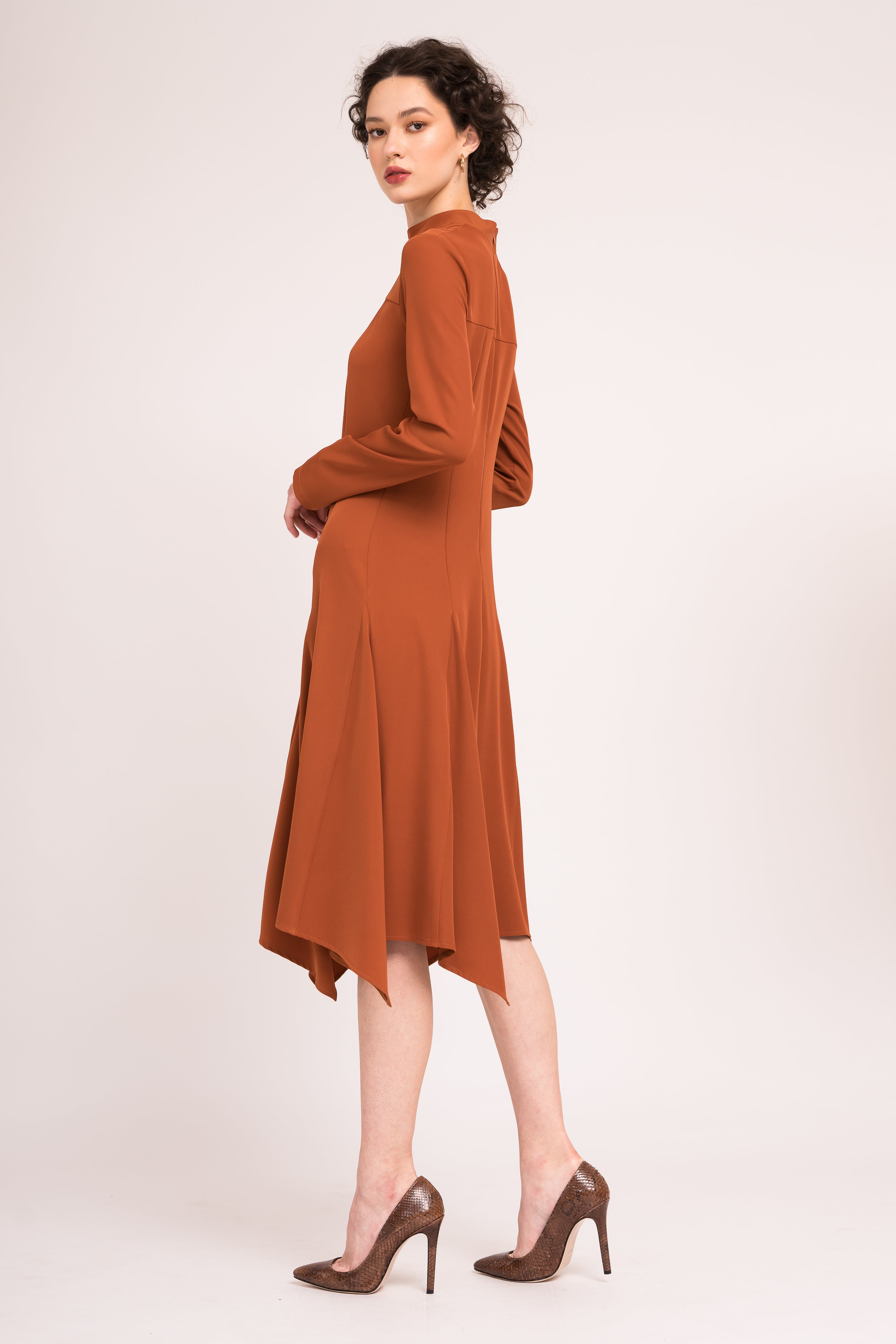 Rochie cambrata cu maneci lungi si clini