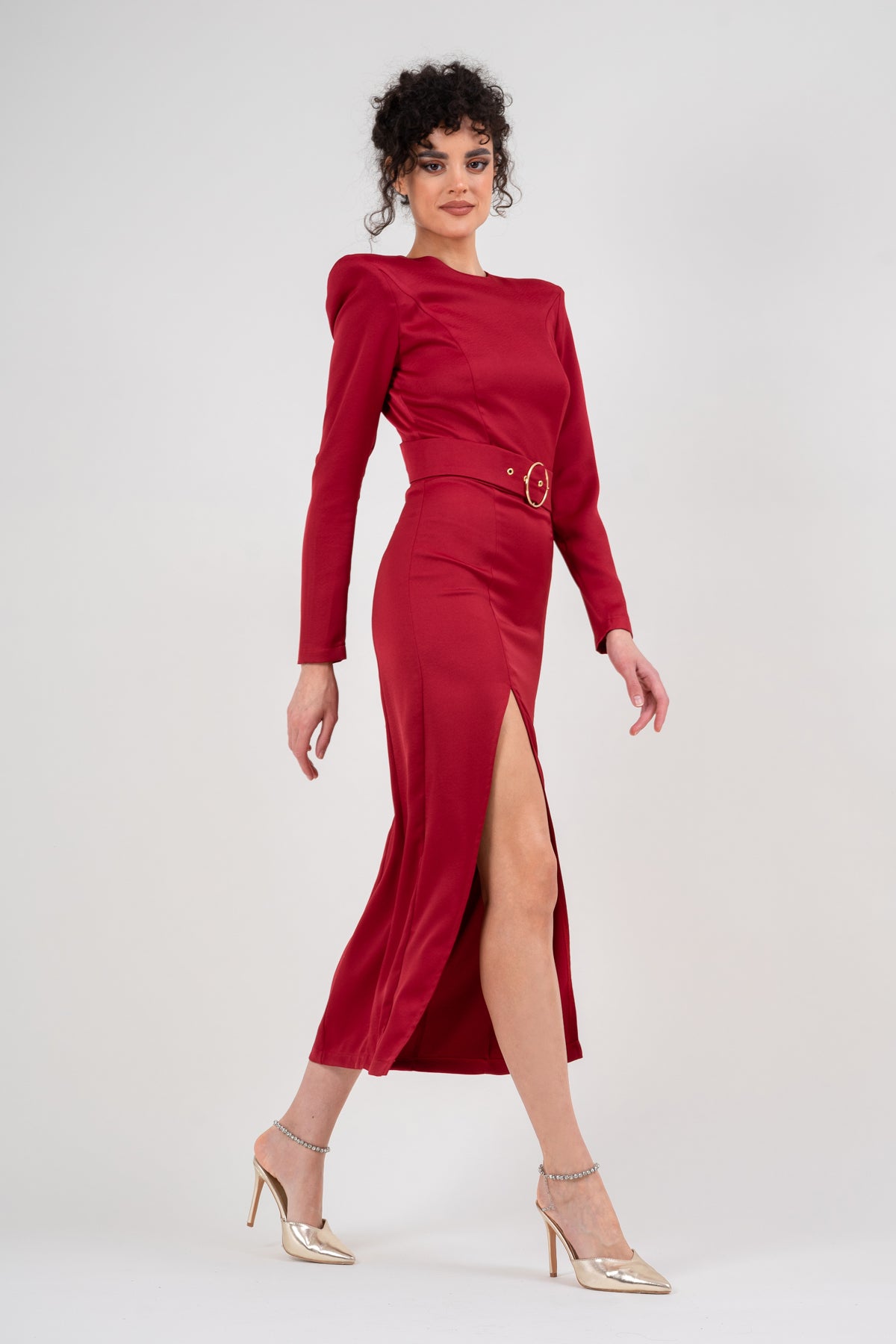 Midi red dress with overized shoulders and slit